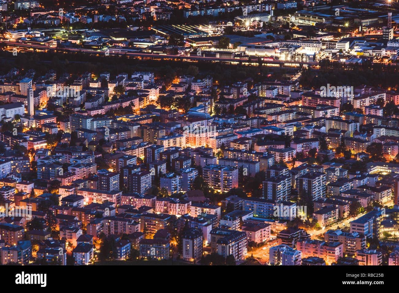 Foto notturna di una città, strade e le luci della città Foto Stock