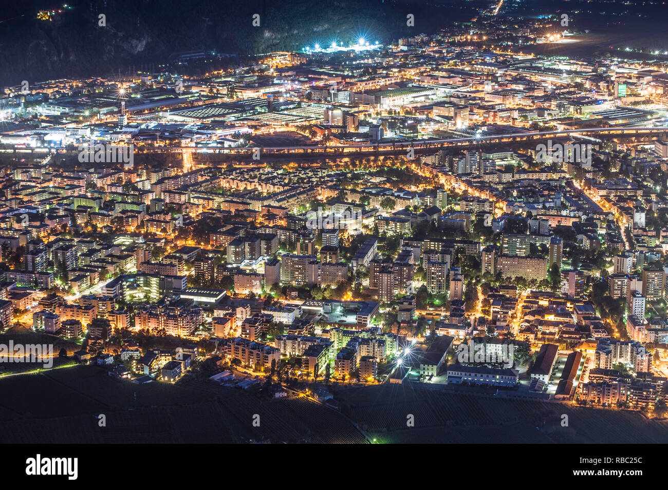 Foto notturna di una città, strade e le luci della città Foto Stock