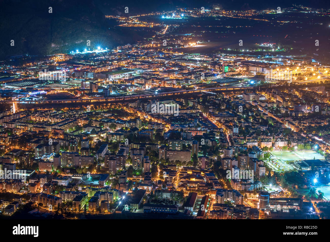 Foto notturna di una città, strade e le luci della città Foto Stock