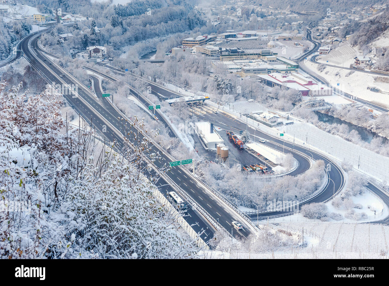 Neve fresca in corrispondenza del collegamento autostradale dell'autostrada del Brennero a Chiusa, Italia Foto Stock