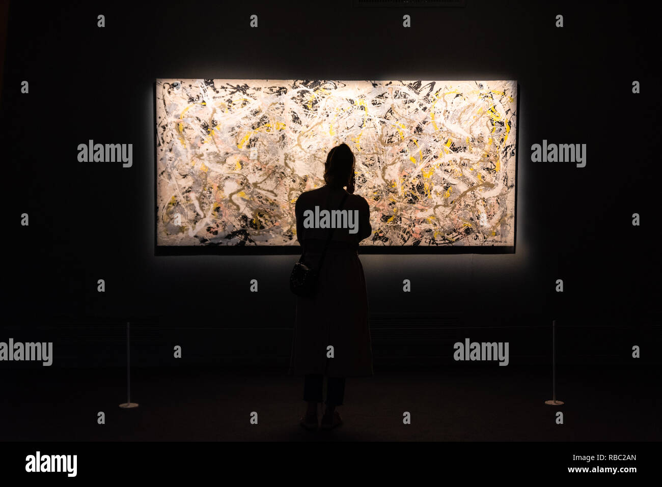 Roma, Italia - 10 Novembre 2018: Donna cerca Jackson Pollock mostra Foto Stock