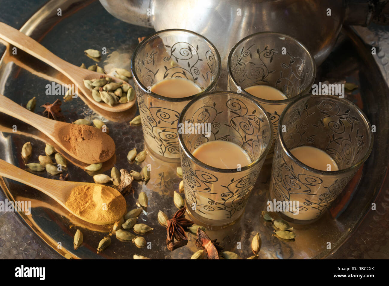 Le coppe di vetro di pakistani tè con spezie su un vassoio visto da sopra Foto Stock