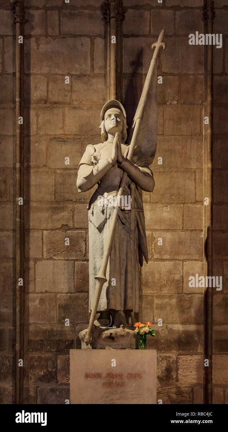Vista la statua di Giovanna d'arco o Jeanne d'Arc, eroina nazionale di Francia, presso la cattedrale di Notre Dame de Paris a Parigi Francia Foto Stock