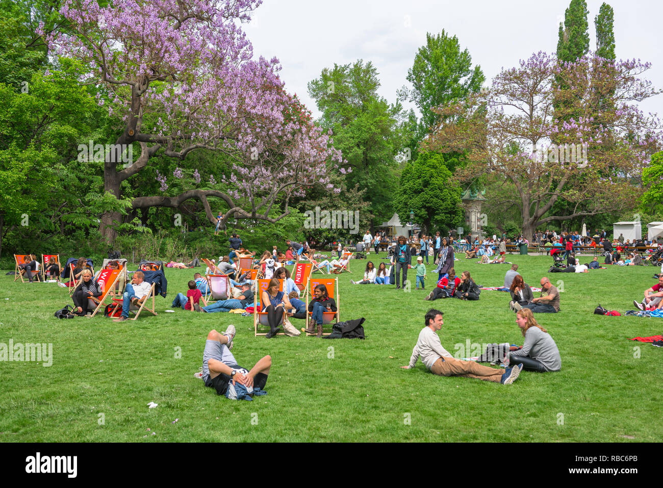 Parco di Vienna, vista del popolo Viennese rilassante su un estate domenica pomeriggio nel Stadtpark di Vienna, Vienna, Austria. Foto Stock