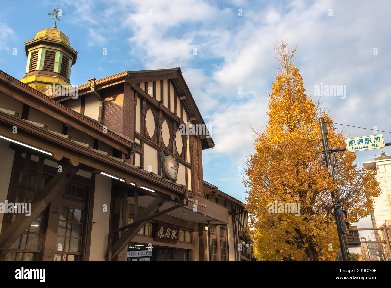 Tokyo stazione Harajuku vista quando il ginkgo tree diventa giallo in autunno a Tokyo in Giappone. Foto Stock