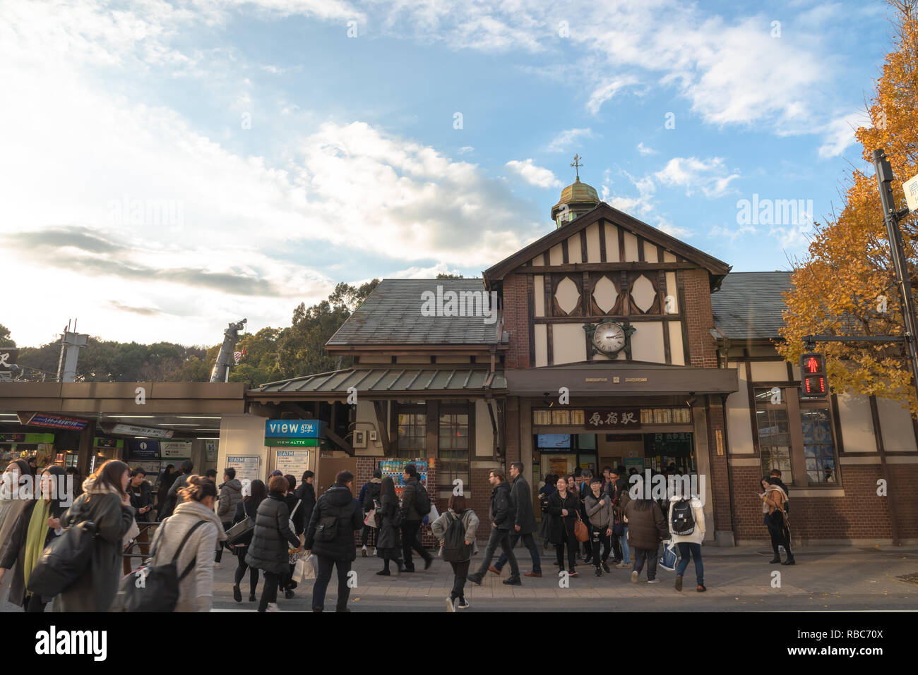 Tokyo stazione Harajuku vista quando il ginkgo tree diventa giallo in autunno a Tokyo in Giappone. Foto Stock