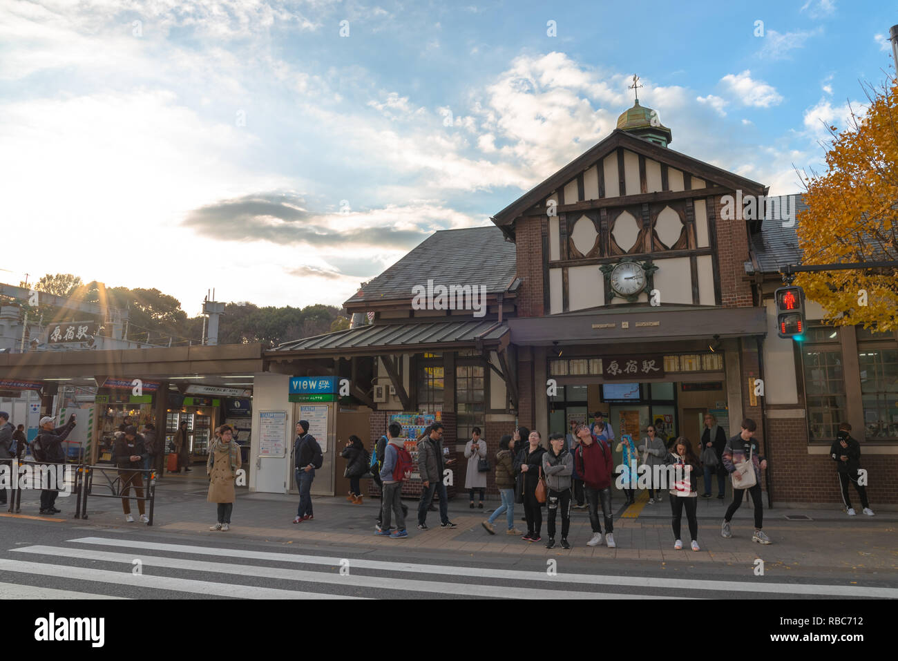 Tokyo stazione Harajuku vista quando il ginkgo tree diventa giallo in autunno a Tokyo in Giappone. Foto Stock