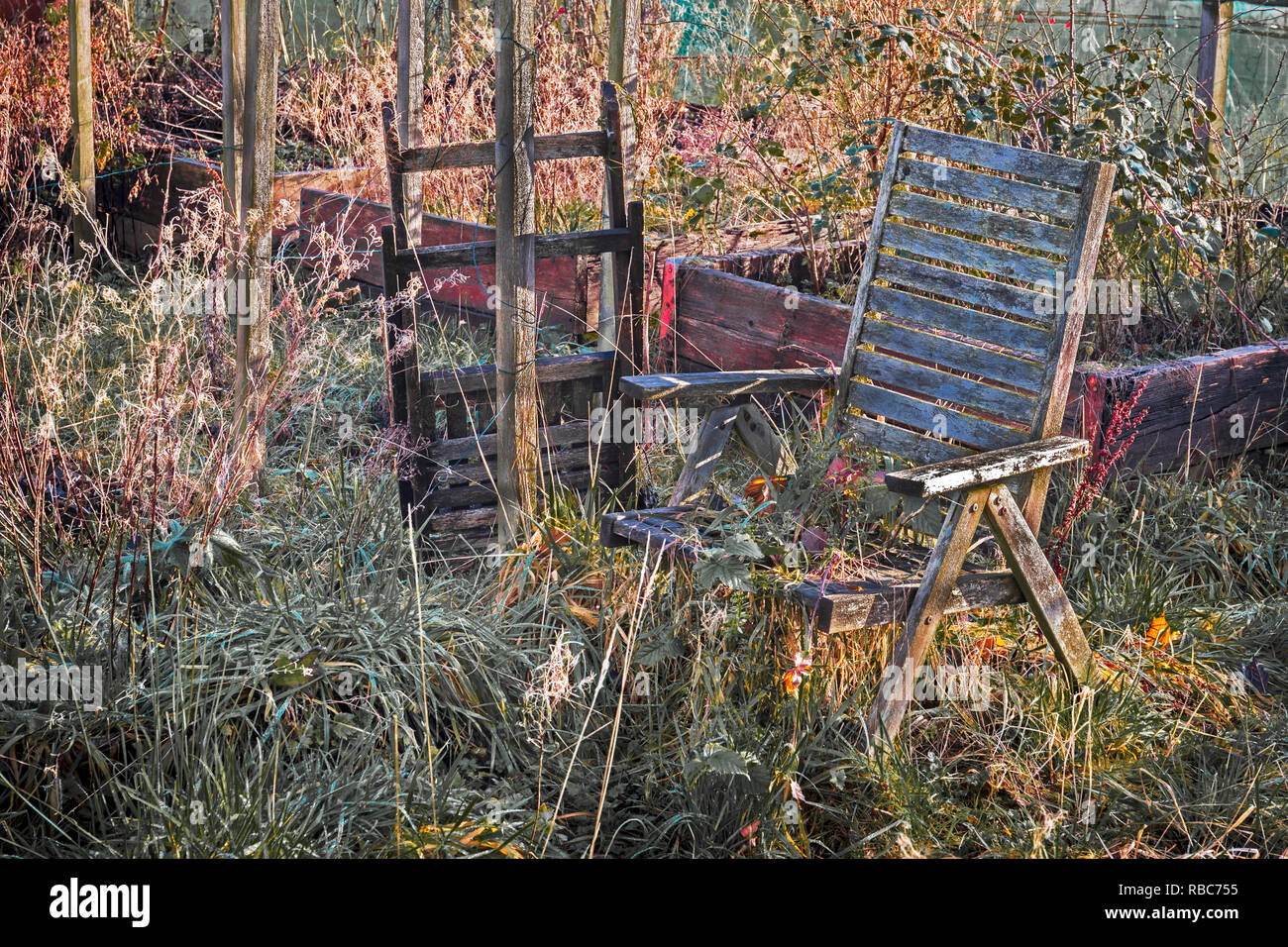Abbandonato mobili da giardino a un complotto sovradimensionate su Eglinton coltivatori allotment, Kilwinning, Ayrshire, in Scozia Foto Stock