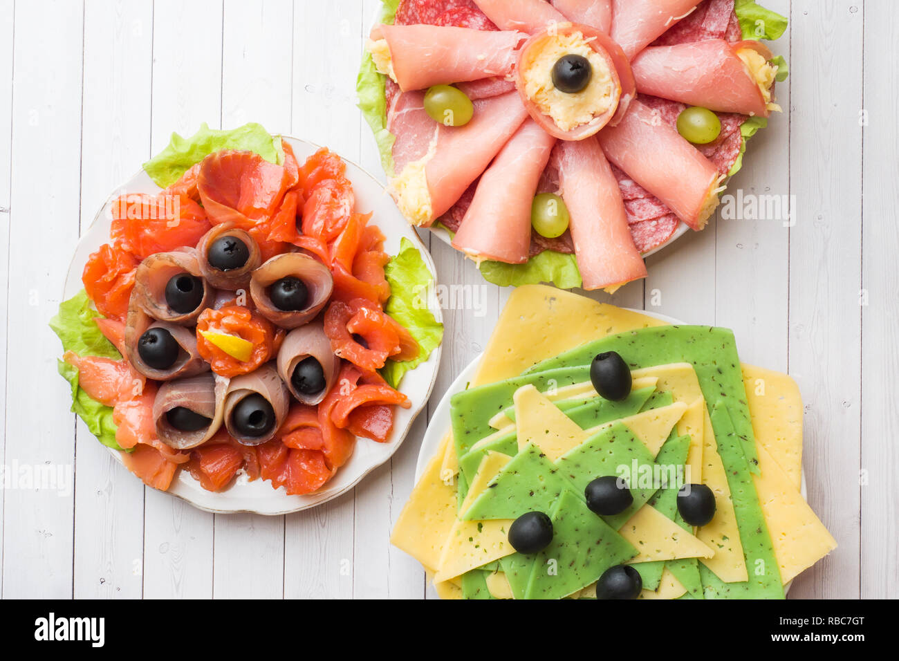 Tre Piastre Di Antipasti Rotolo Di Prosciutto Cotto Con Formaggio E Pesce Rosso Affettare I Diversi Tipi Di Formaggio Foto Stock Alamy