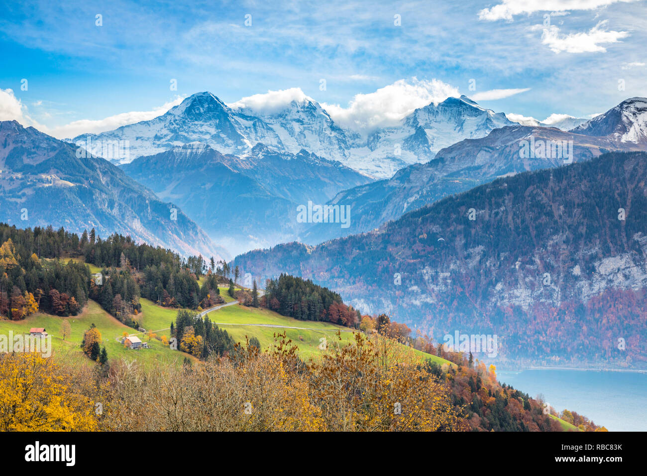 Eiger, Monch e Jungfrau montagne, sopra il lago di Thun, Berner Oberland, Svizzera Foto Stock