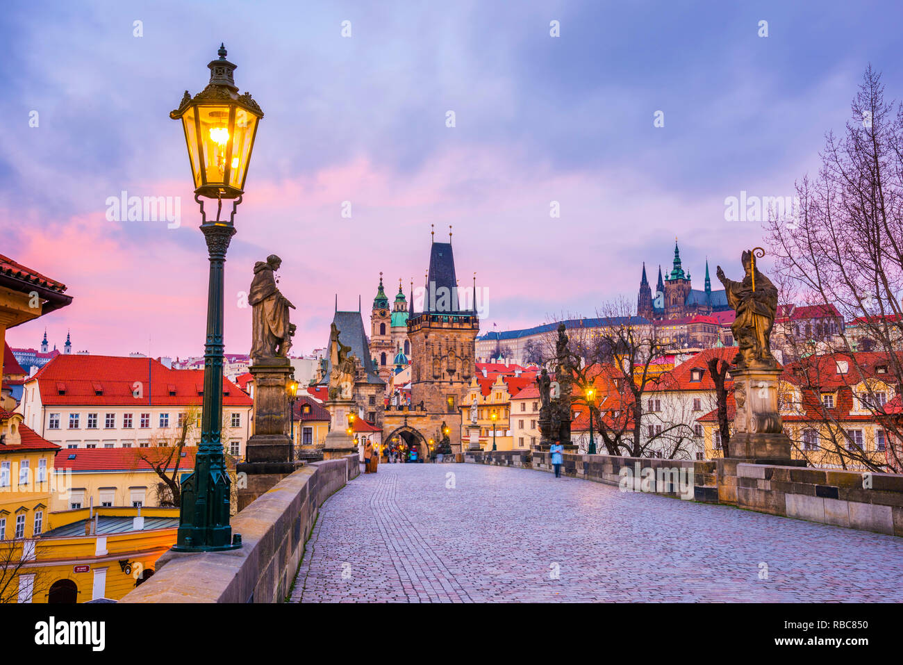 Repubblica Ceca, Praga, Charles Bridge, Karluv più oltre il Fiume Vlatava Foto Stock