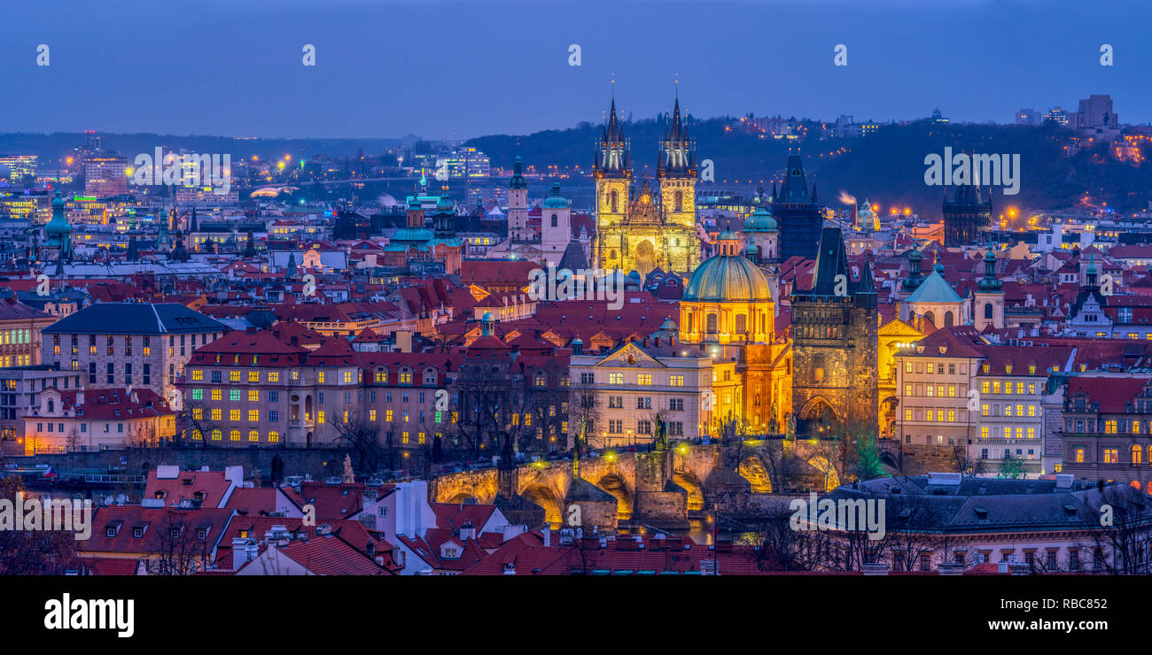 Repubblica Ceca, Praga, Old Town, Staré Mesto, tra cui il Ponte Carlo (Karluv Most) e la chiesa di Nostra Signora di Tyn Foto Stock