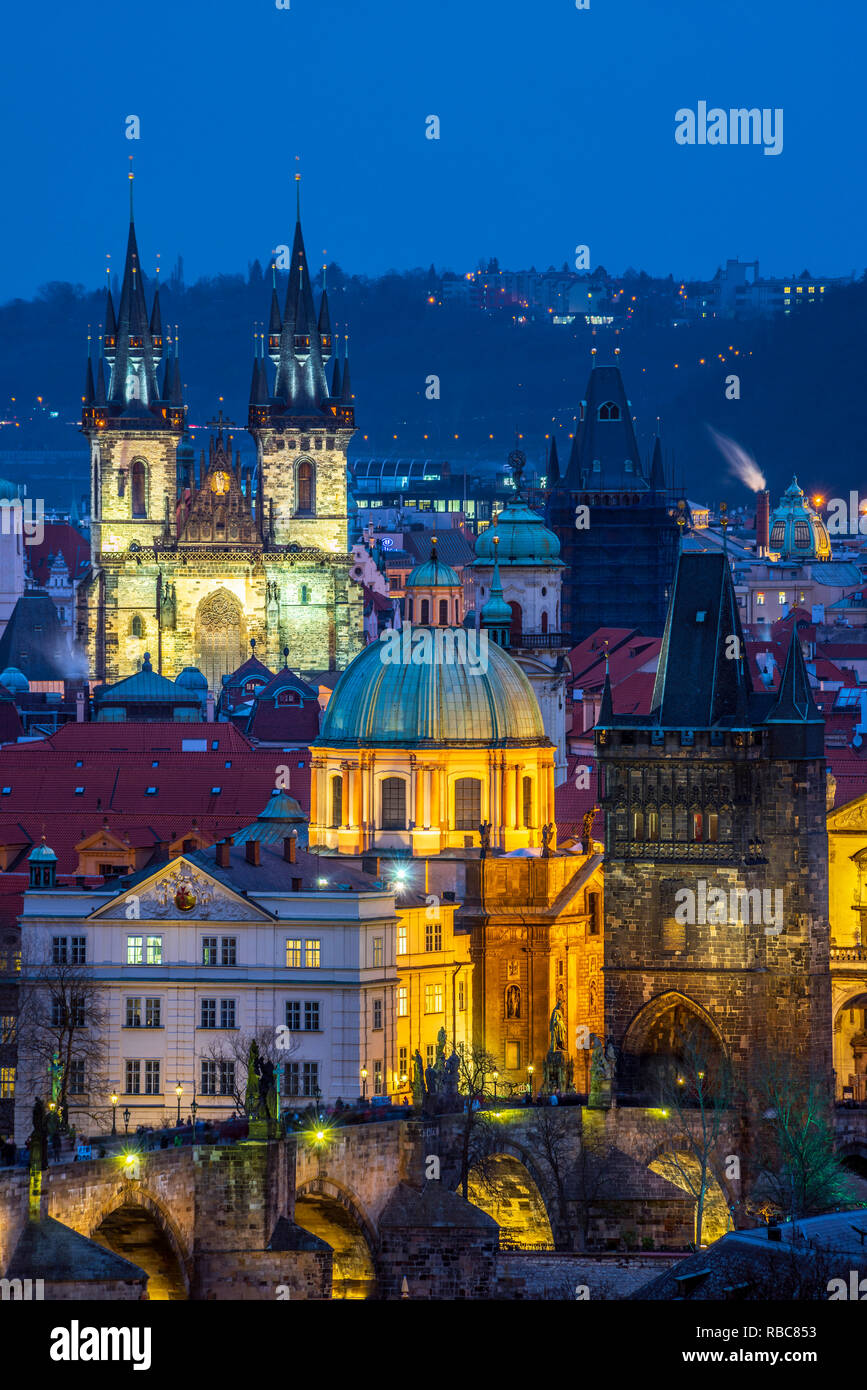 Repubblica Ceca, Praga, Old Town, Staré Mesto, tra cui il Ponte Carlo (Karluv Most) e la chiesa di Nostra Signora di Tyn Foto Stock