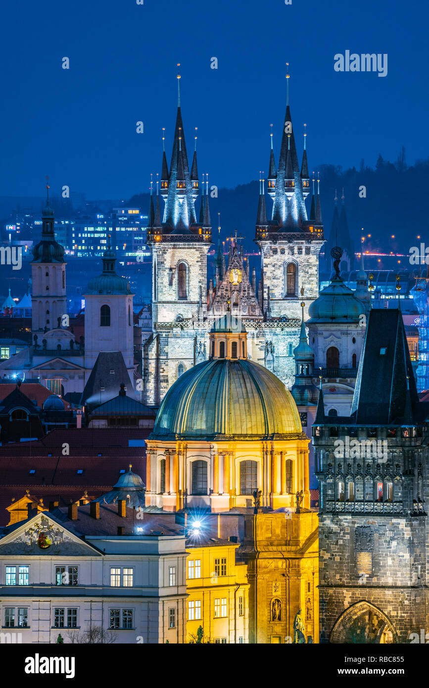 Repubblica Ceca, Praga, Old Town, Staré Mesto, tra cui il Ponte Carlo (Karluv Most) e la chiesa di Nostra Signora di Tyn Foto Stock