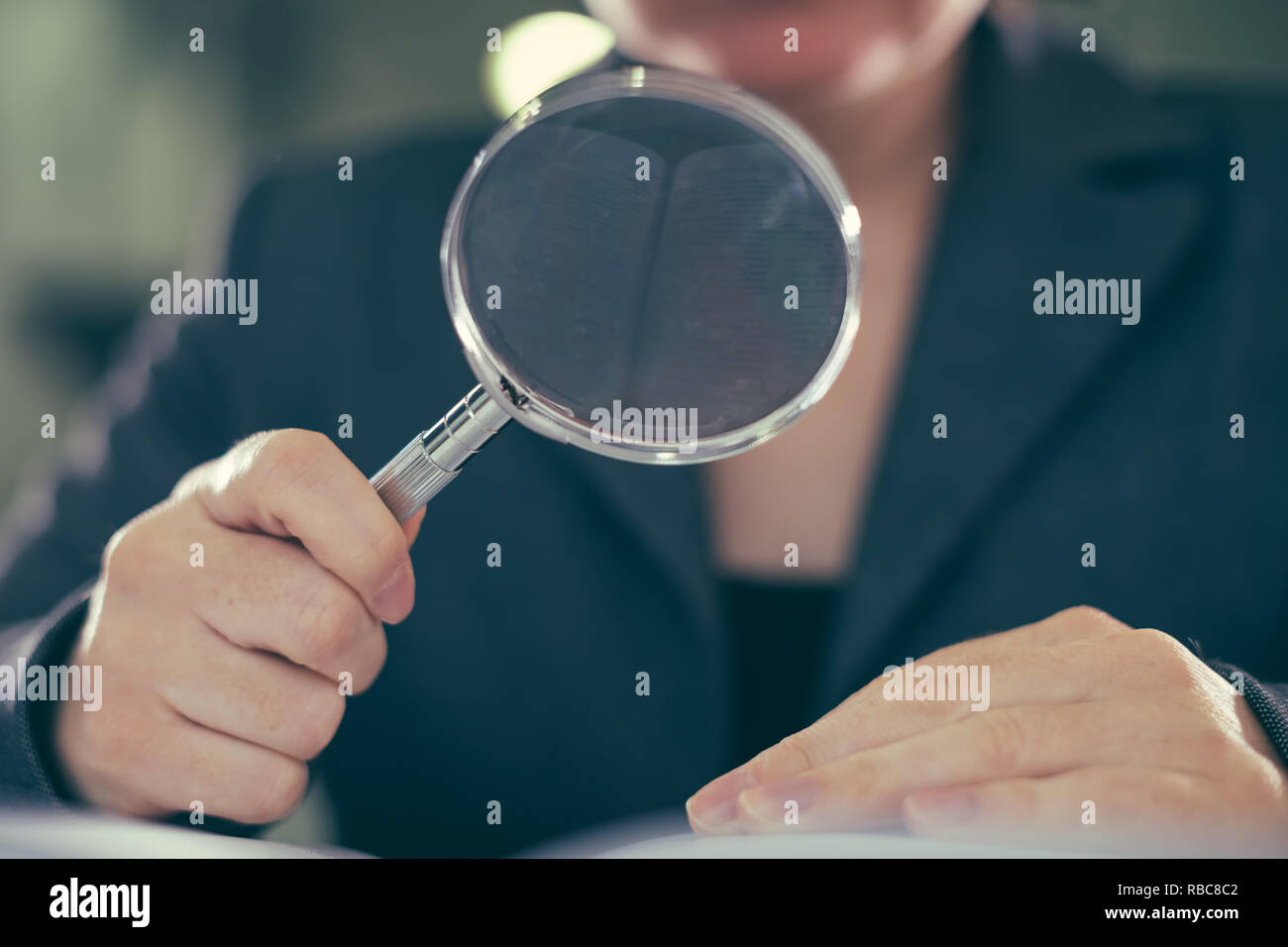 Attività di audit di corruzione il concetto di ispezione, ispettore femmina con lente di ingrandimento Foto Stock