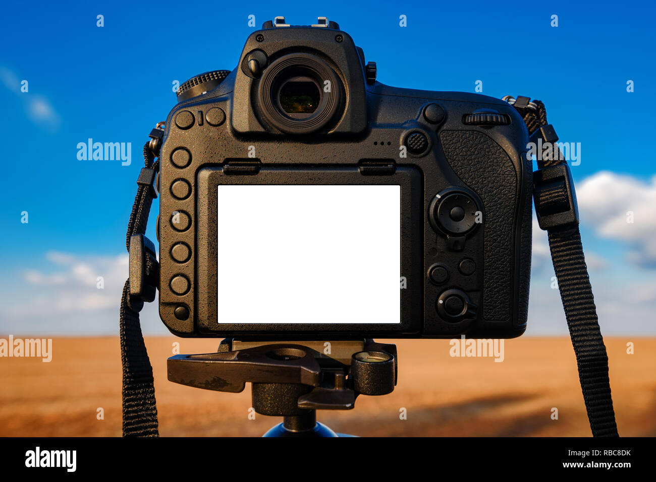 Fotocamera reflex digitale mock up schermo per esterni di fotografia paesaggistica immagine Foto Stock