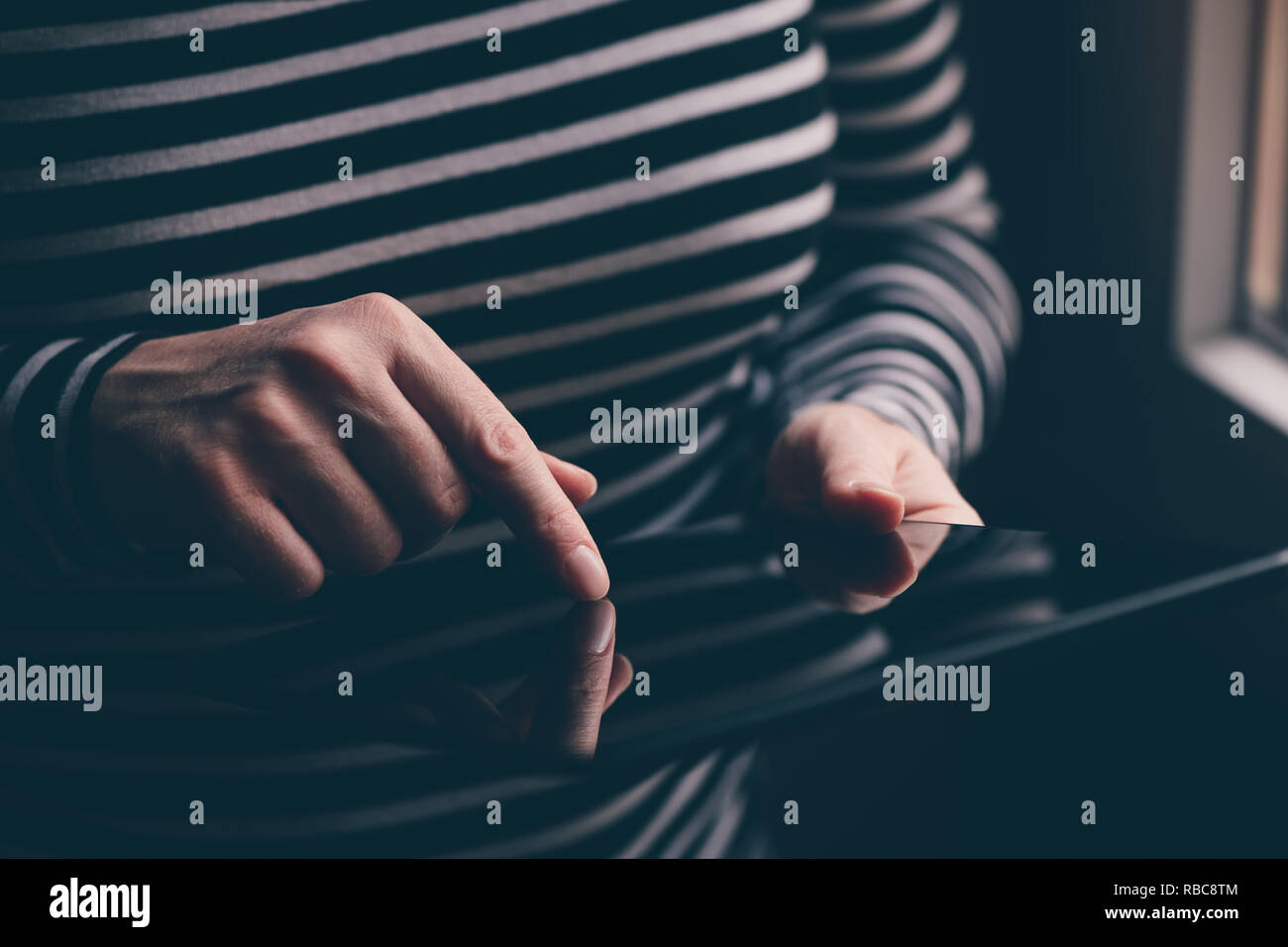 Donna che utilizza digital computer tablet, stretta di mano con il dito sul touchscreen del dispositivo Foto Stock