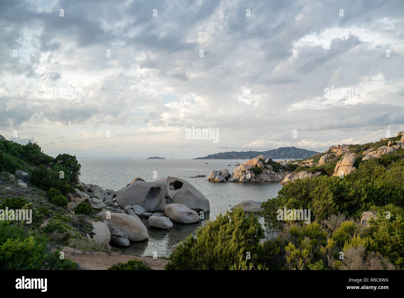 Spiaggia con rocce dell'isola italiana Sardegna nel mare mediterraneo Foto Stock