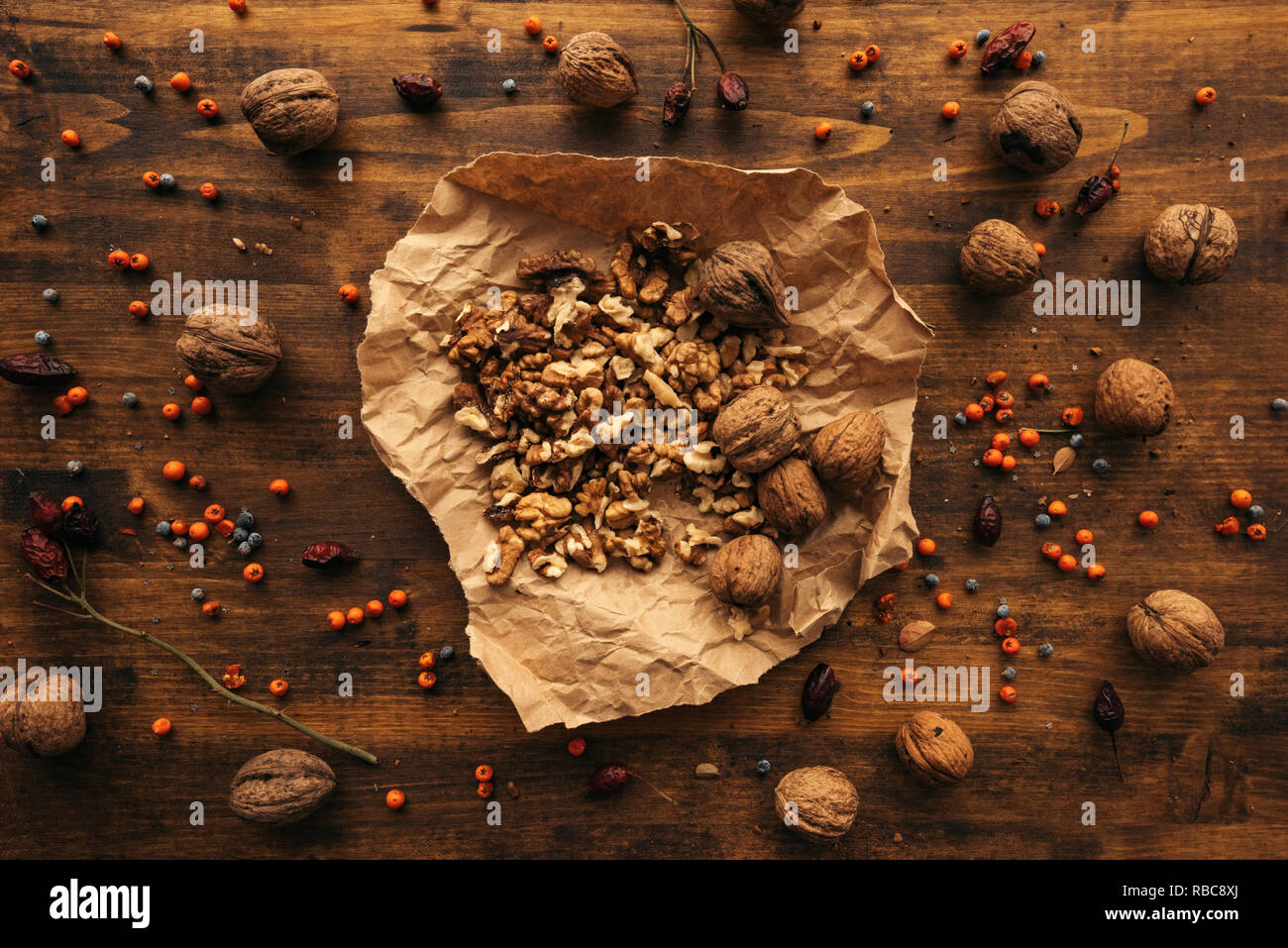 Mature frutta noce sulla tabella, vista dall'alto del sano cibo antiossidante Foto Stock