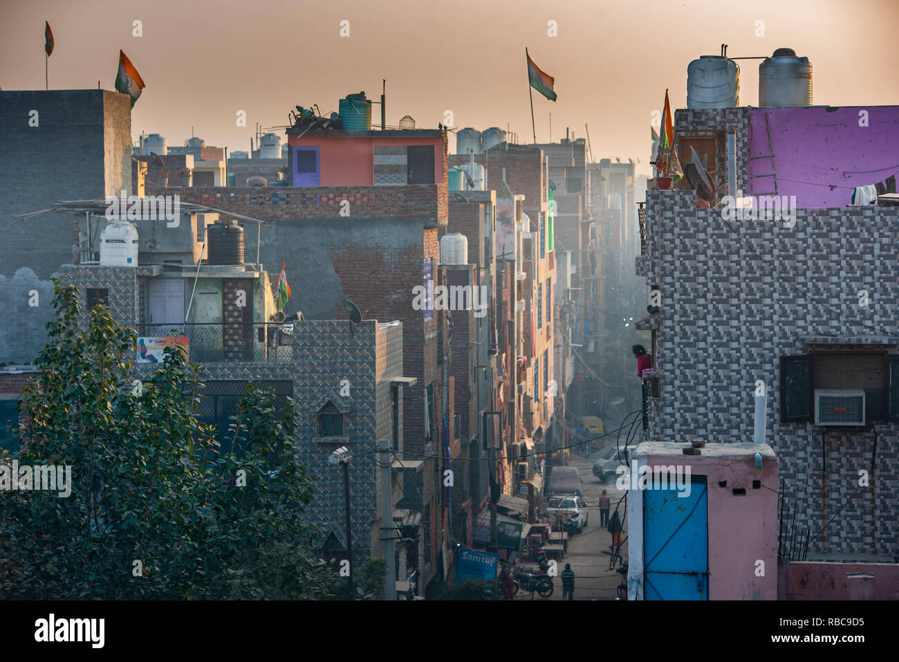Elevata durata: Khadar di balconi e finestre di collegare le persone che vivono nella parte superiore con storie di vita di strada (JJ Colony Madanpur Khadar, New Delhi) Foto Stock