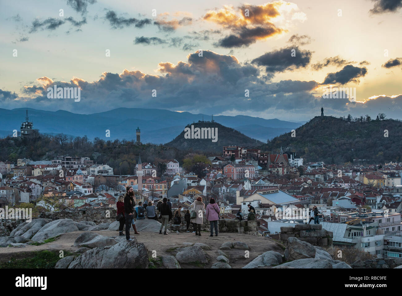 I popoli è guardare il tramonto sulla città di Plovdiv da una delle colline , Bulgaria Foto Stock