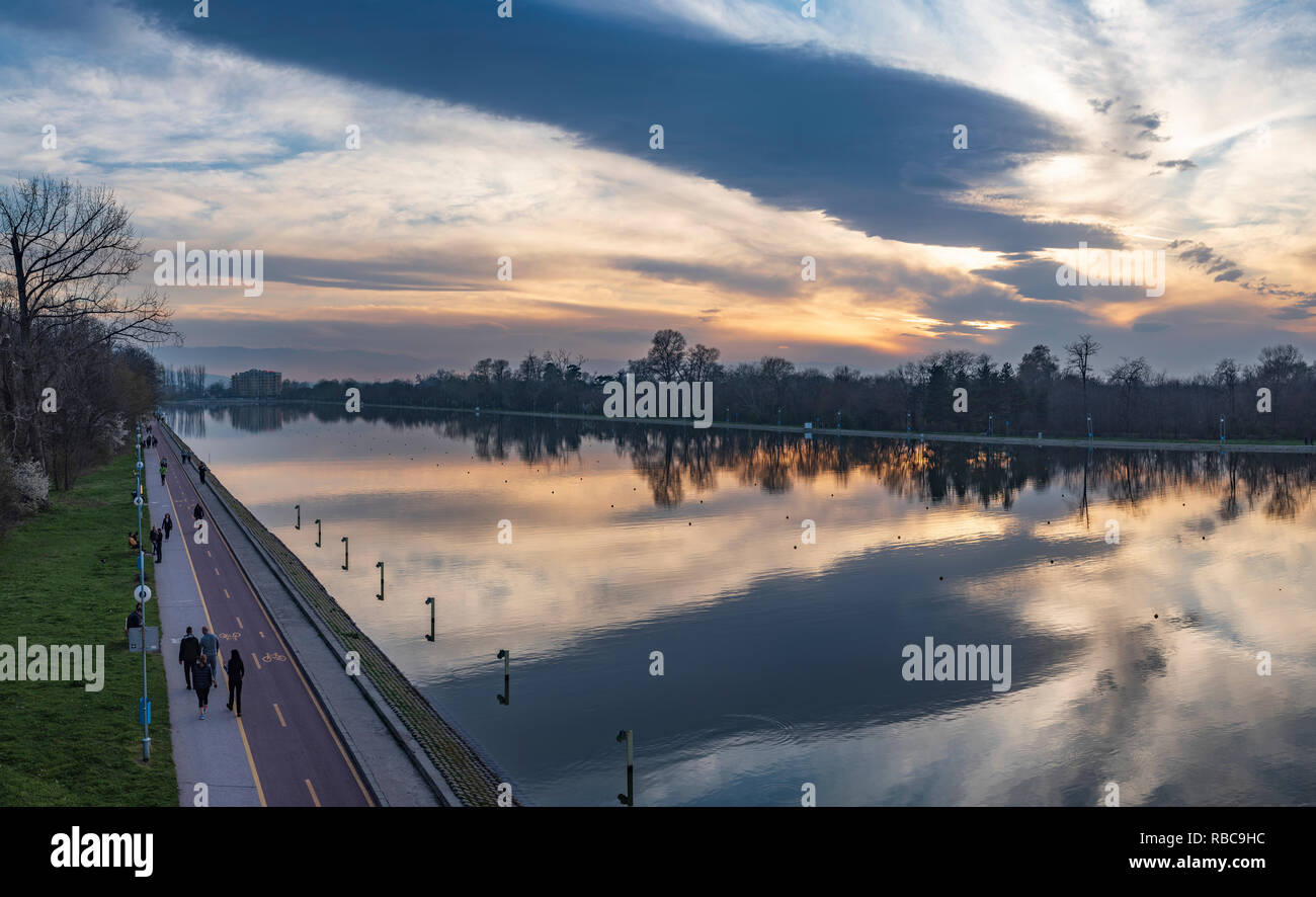 Tramonto sul canale di canottaggio nella città di Plovdiv, Bulgaria Foto Stock