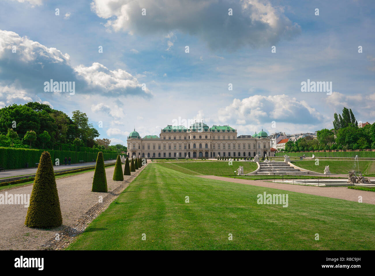 Il Palazzo del Belvedere di Vienna, vista verso il Barocco Schloss Belvedere Palace di Vienna con il suo famoso giardino paesaggistico in primo piano, Wien Austria. Foto Stock