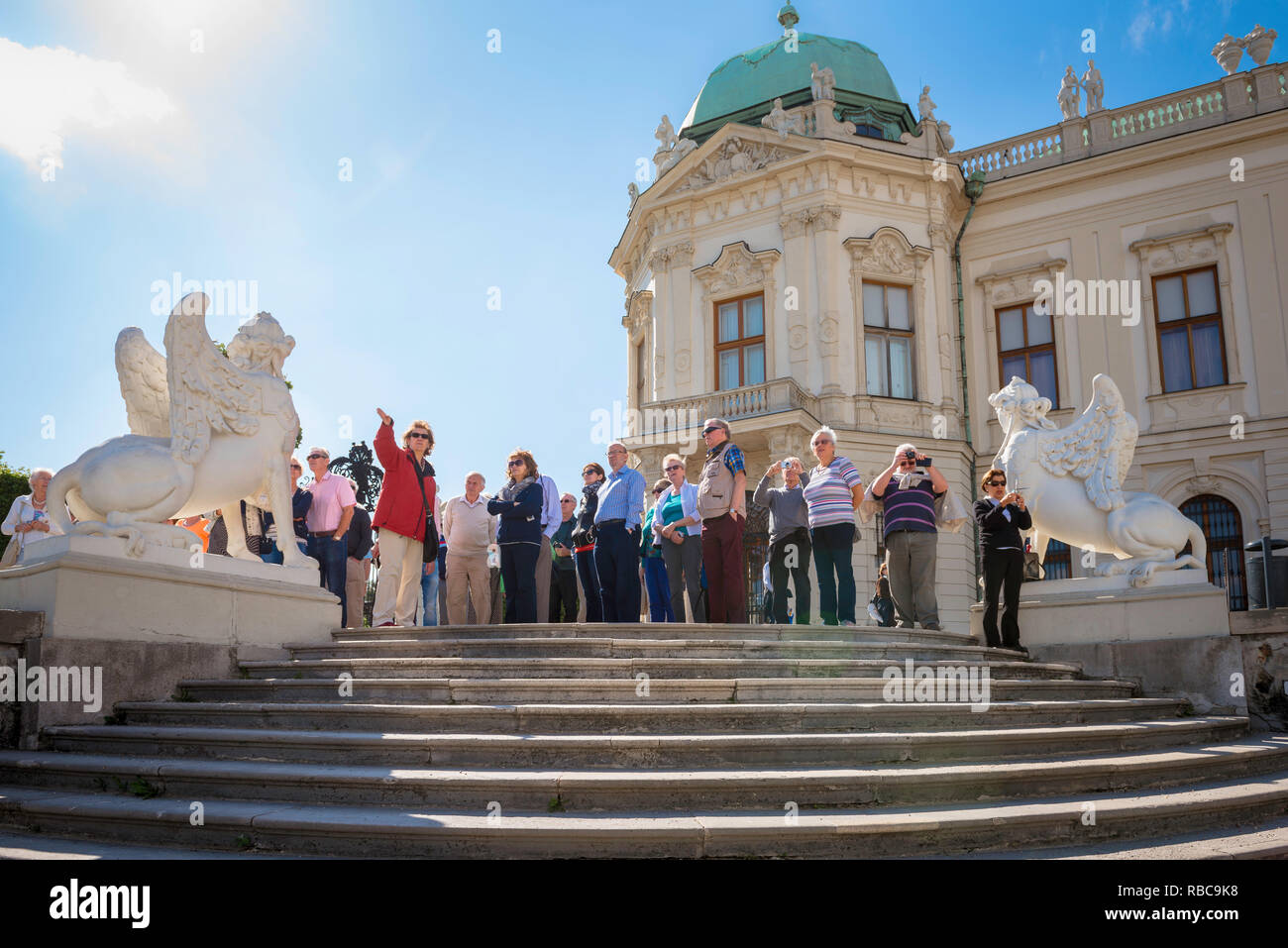 Gruppo di Tour estate i visitatori a Schloss Belvedere di Vienna ad ascoltare la loro guida durante un tour dei suoi famosi giardini paesaggistici, Wien, Austria. Foto Stock