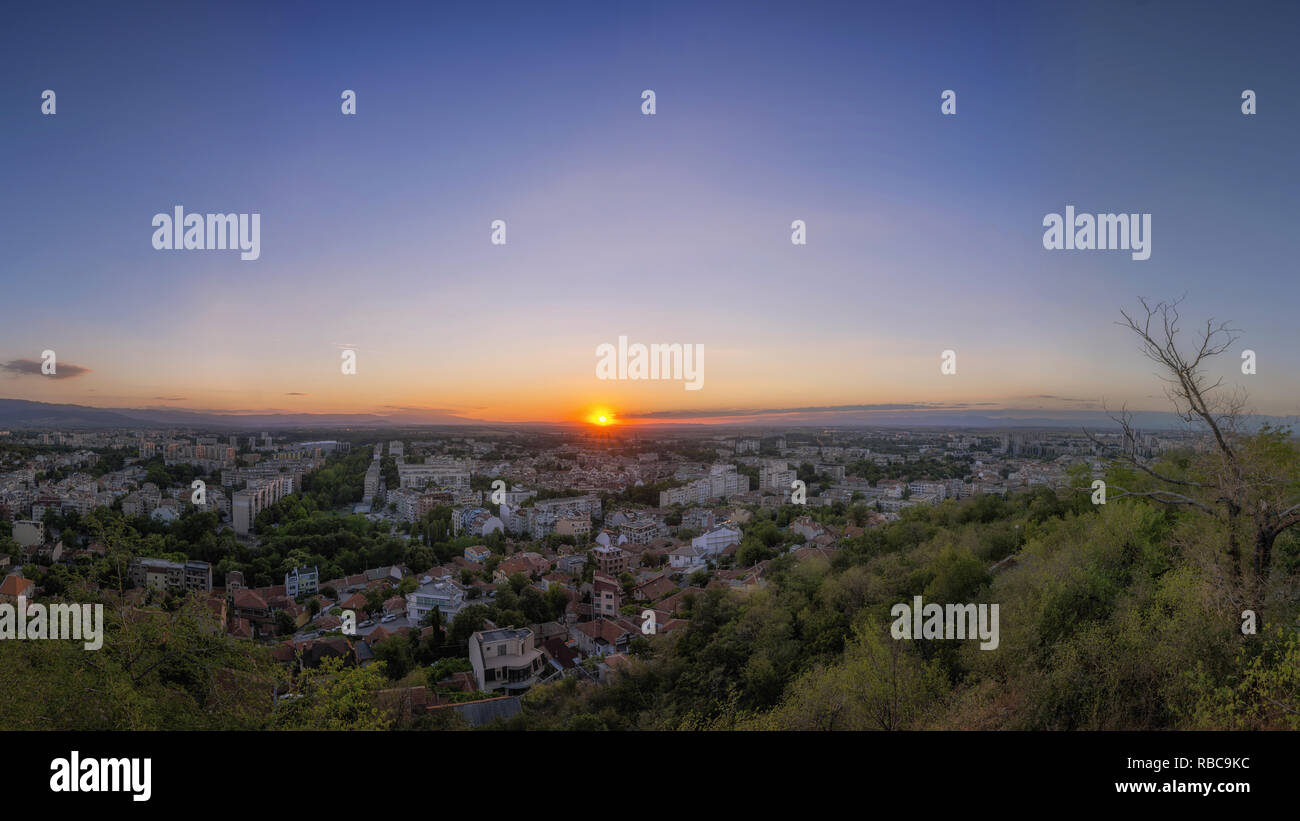 Tramonto sulla città di Plovdiv, Bulgaria Foto Stock