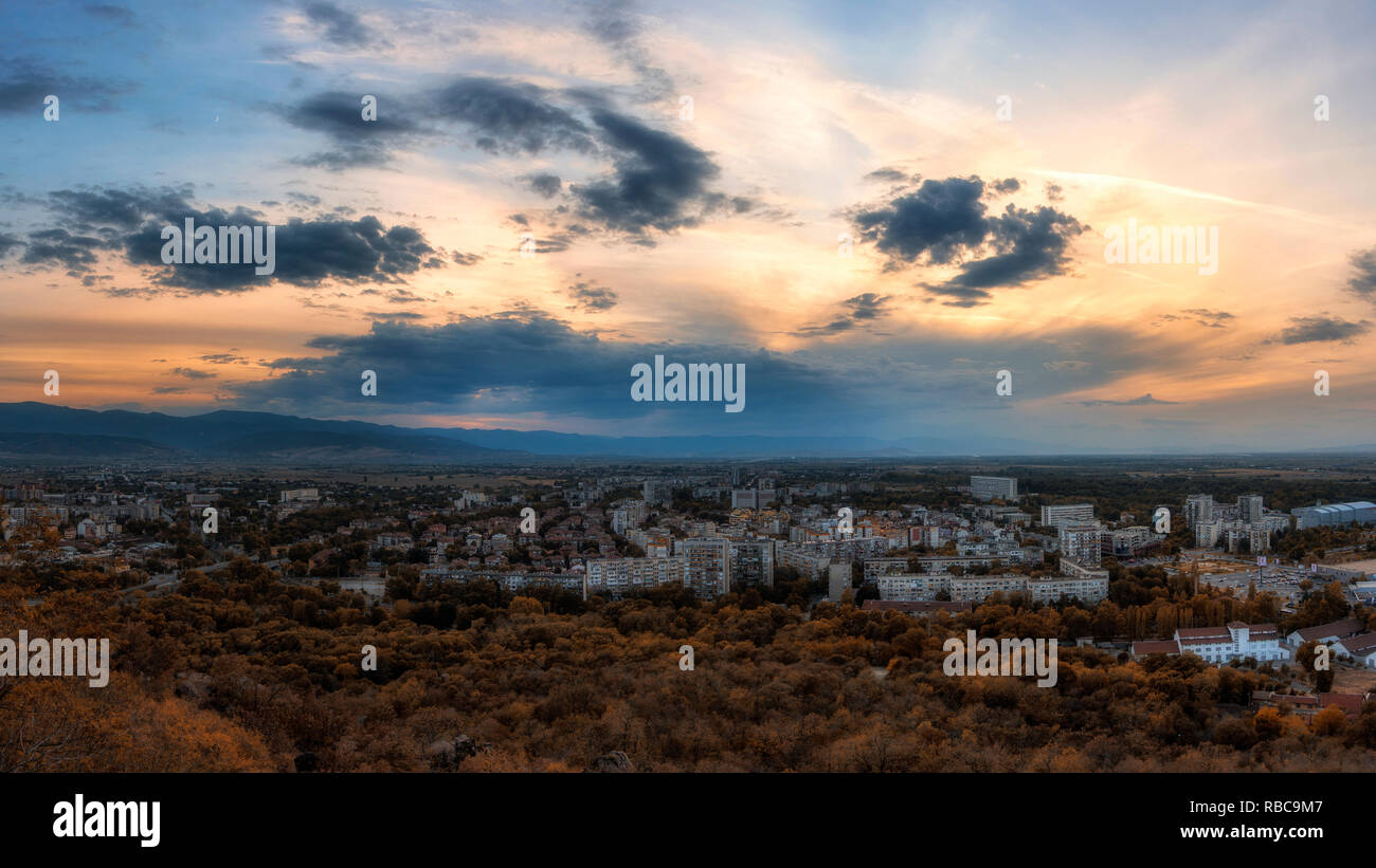 Tramonto sulla città di Plovdiv, Bulgaria Foto Stock