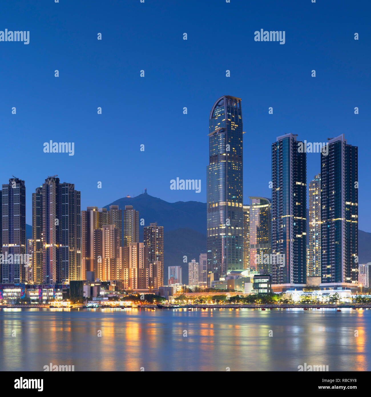 Skyline di Tsuen Wan con Nina Tower, Tsuen Wan, Hong Kong, Cina Foto Stock