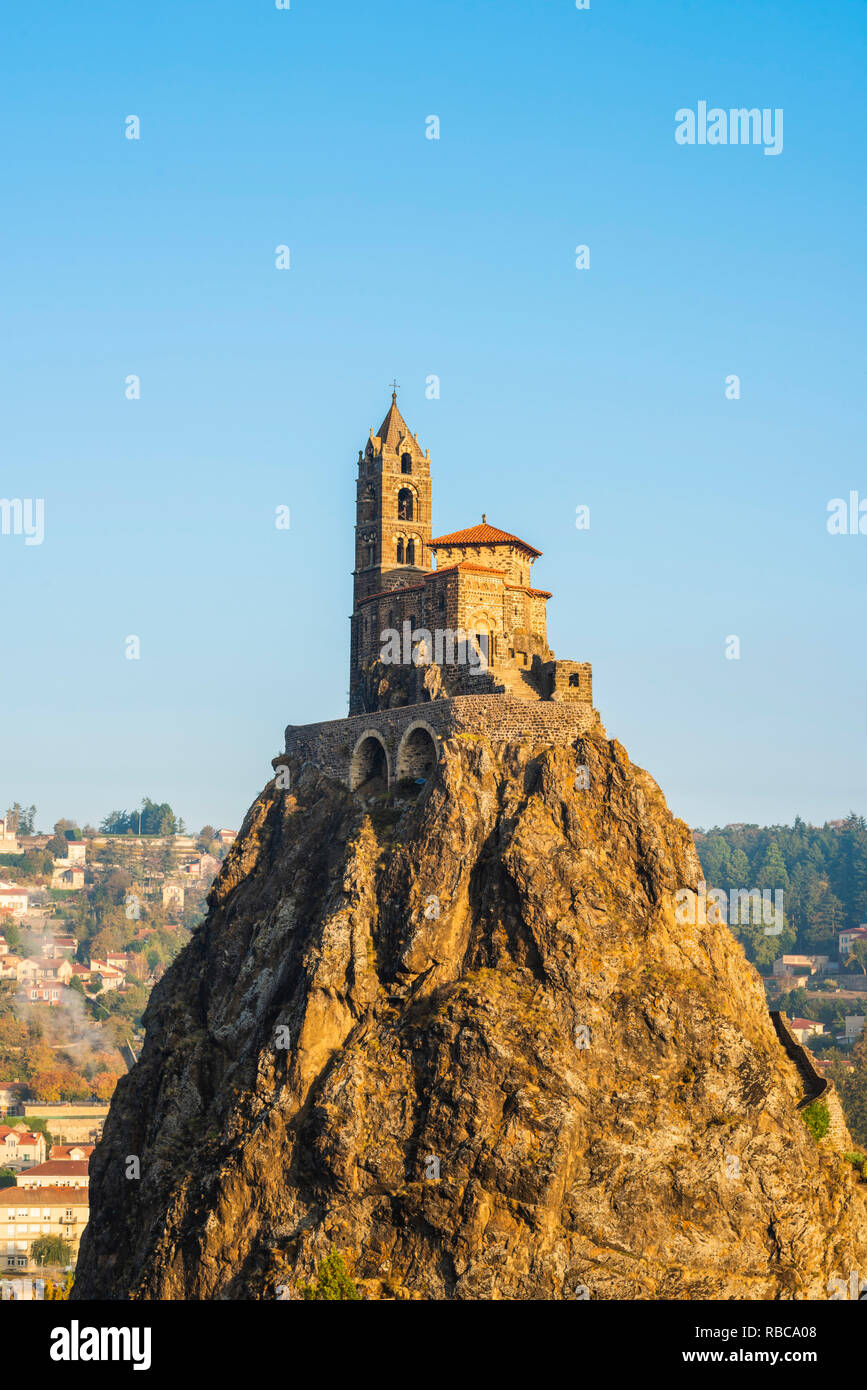 Francia, Auvergne-Rhone-Alpes, Haute-Loire, Le Puy-en-Velay. Saint-Michel d'Aiguille cappella, costruita sulla sommità della roccia per festeggiare il ritorno dal pellegrinaggio di San Giacomo. Foto Stock