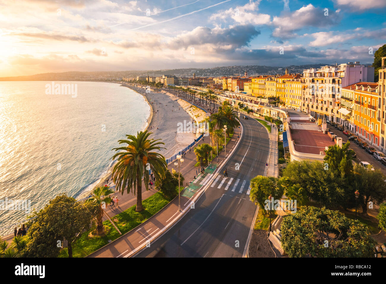 Francia, Provence-Alpes-Côte d'Azur, Riviera Francese, Alpes-Maritimes, Nizza. La Promenade des Anglais al tramonto. Foto Stock