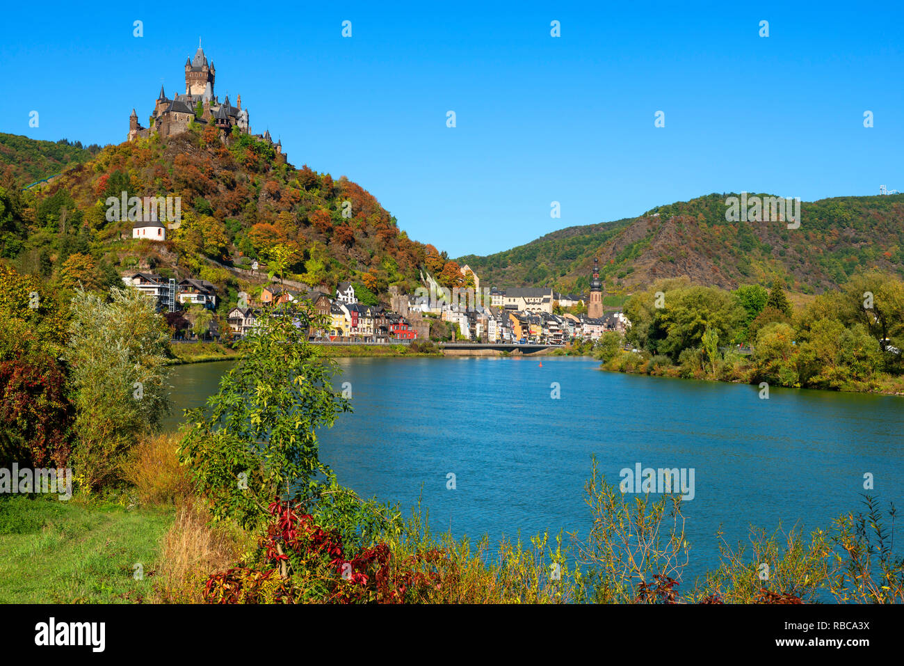 Sul Reichsburg con il fiume Mosel e di Cochem, la valle di Mosel, Renania-Palatinato, Germania Foto Stock