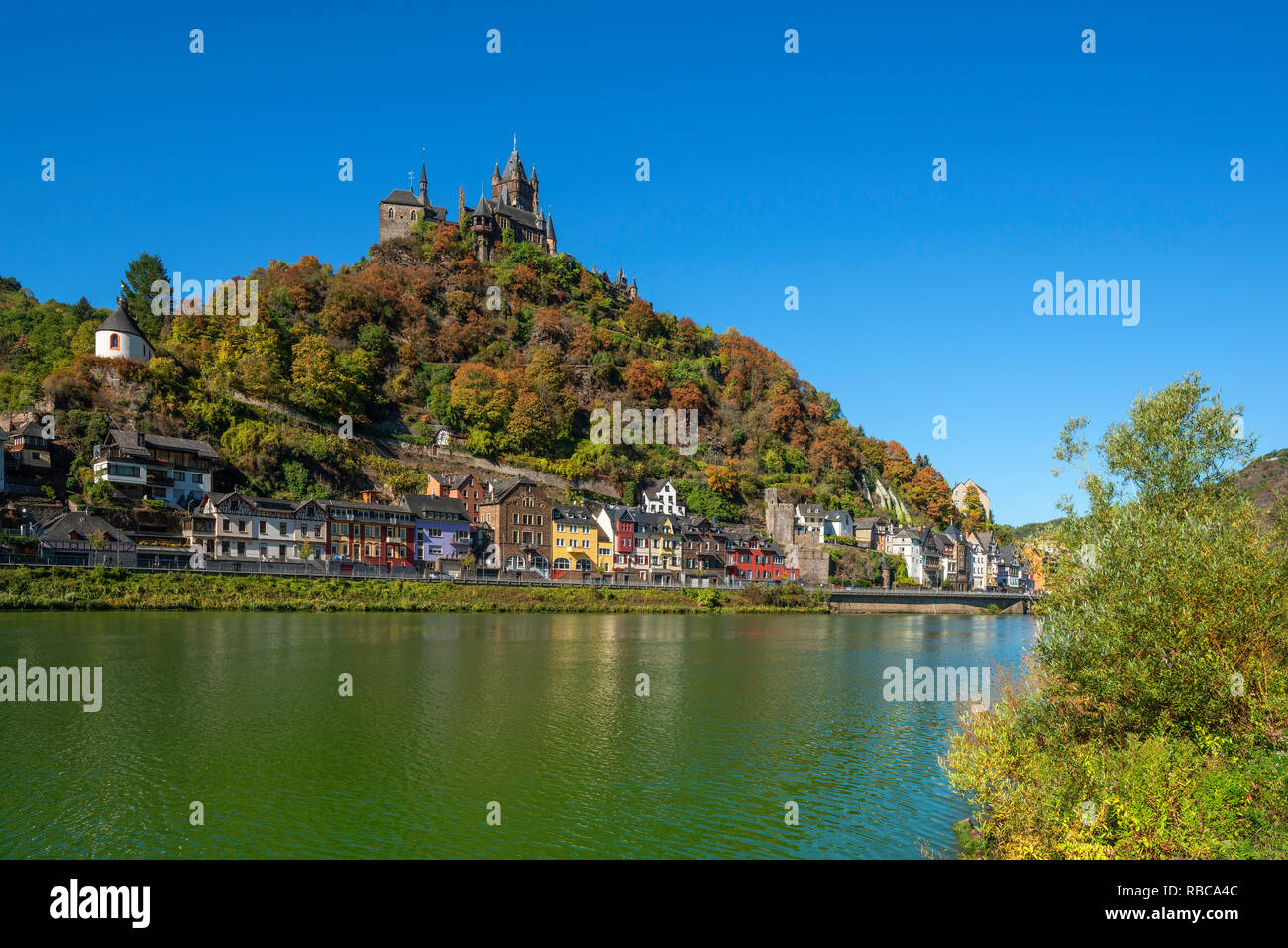 Sul Reichsburg con il fiume Mosel e di Cochem, la valle di Mosel, Renania-Palatinato, Germania Foto Stock