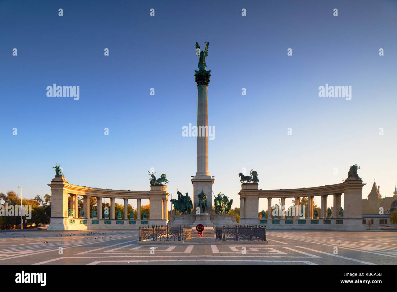 Eroi‰Ûª Square a sunrise, Budapest, Ungheria Foto Stock