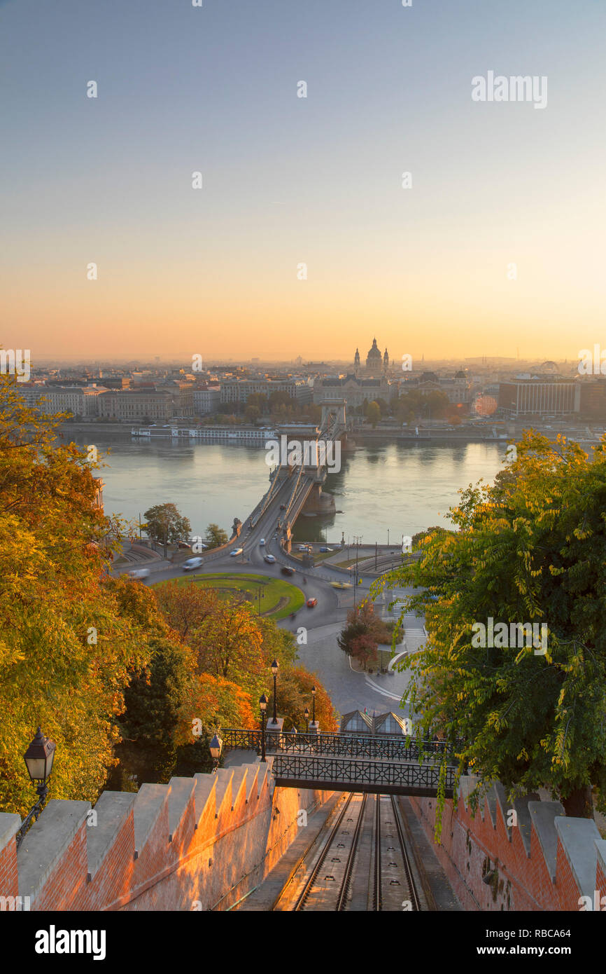 Il Ponte delle catene di Szechenyi (ponte) e il Castello di Buda funicolare, Budapest, Ungheria Foto Stock