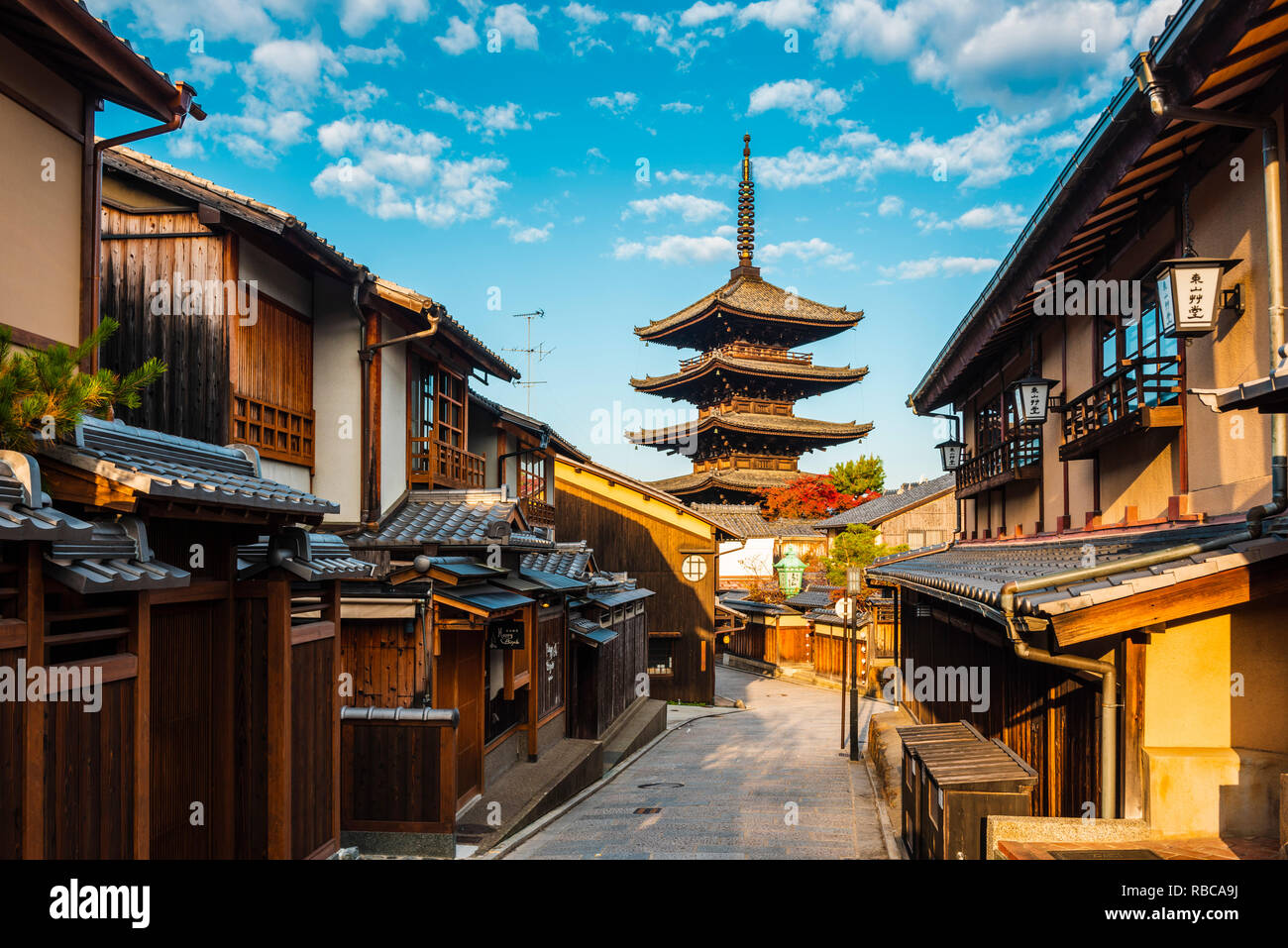 Higashiyama district (città vecchia) e Yasaka Pagoda nel tempio Hokanji, Kyoto, la regione di Kansai, Giappone. Foto Stock