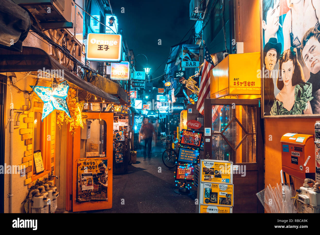 Shinjuku, Tokyo, regione di Kanto, Giappone. Strette viuzze affollate di notte bar e club a Golden Gai distretto. Foto Stock