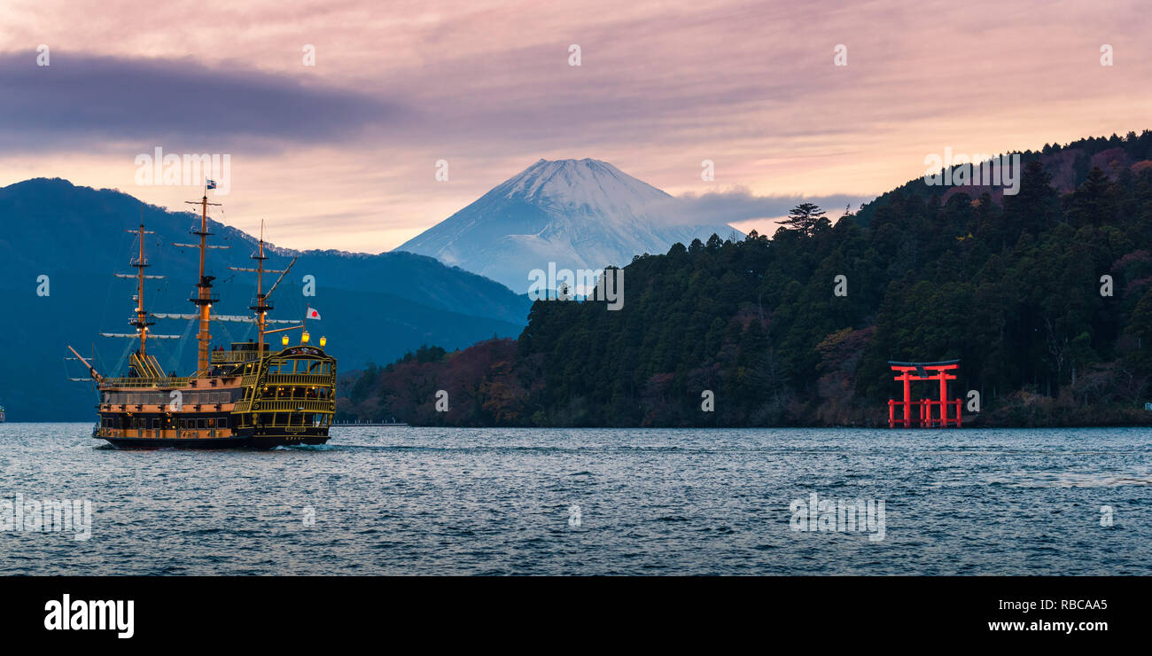 Hakone, nella prefettura di Kanagawa, Honshu, Giappone. Red Torii cancello sul Lago Ashi e il Monte Fuji in background. Foto Stock