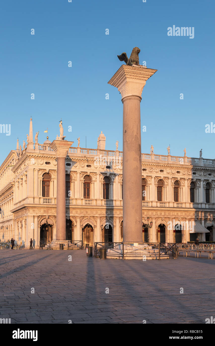 Leone alato statua in Piazza San Marco a sunrise, Venezia, Italia Foto Stock