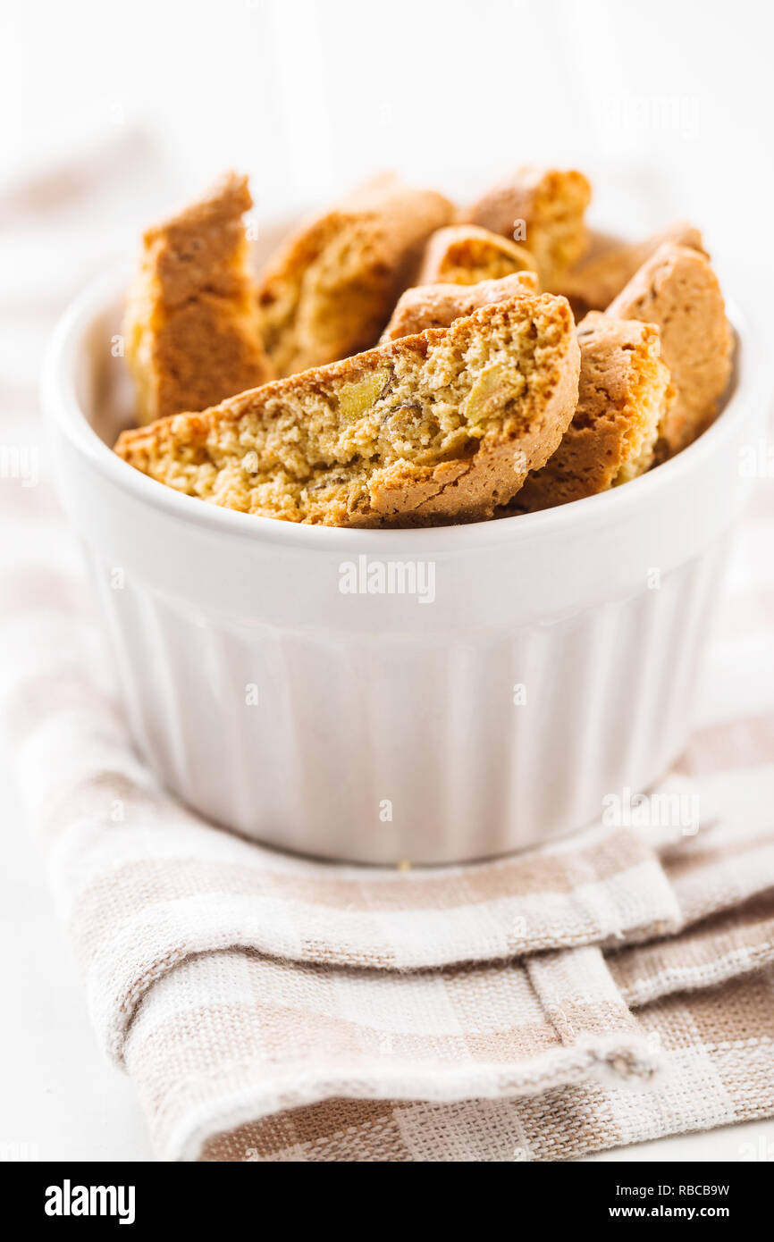 Dolce cantuccini biscotti. Biscotti italiani nel recipiente. Foto Stock