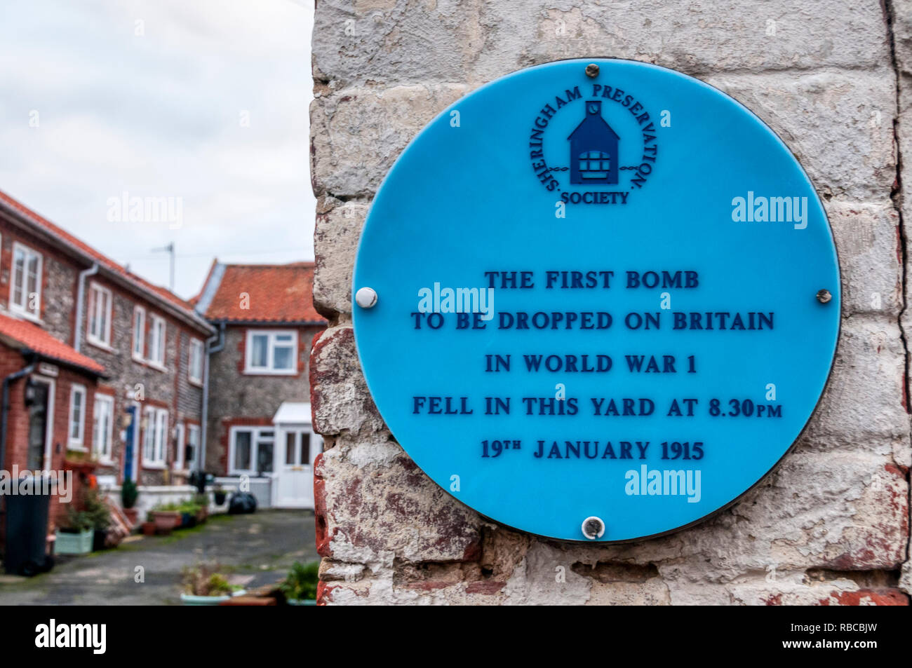 Una targa blu segna il sito della prima bomba che cade sulla Gran Bretagna da Zeppelin nella prima guerra mondiale il 19 gennaio 1915. Foto Stock