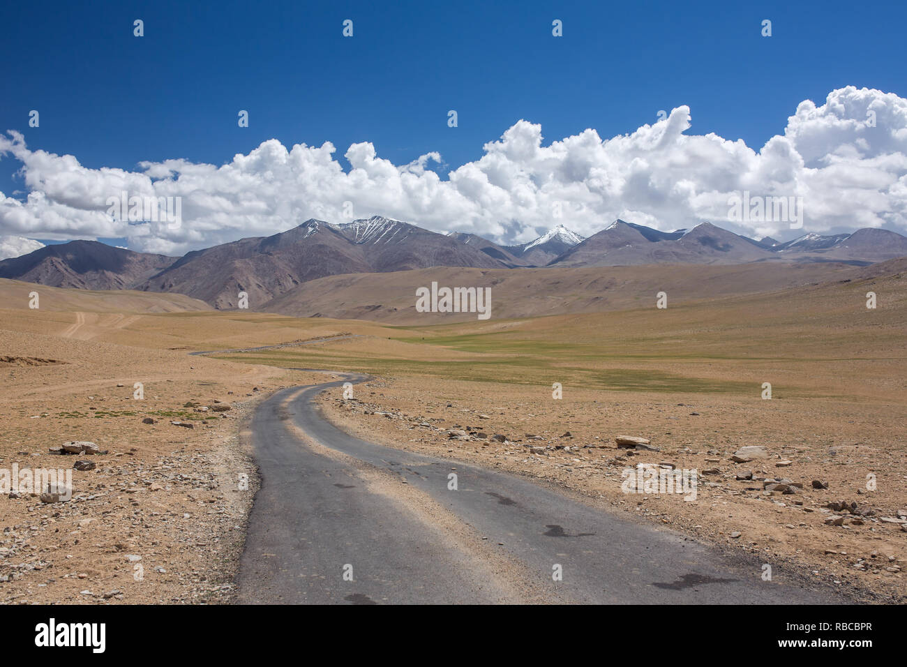 Strada di Tso Kar lago situato nell'Altopiano Rupshu in Ladakh, India Foto Stock