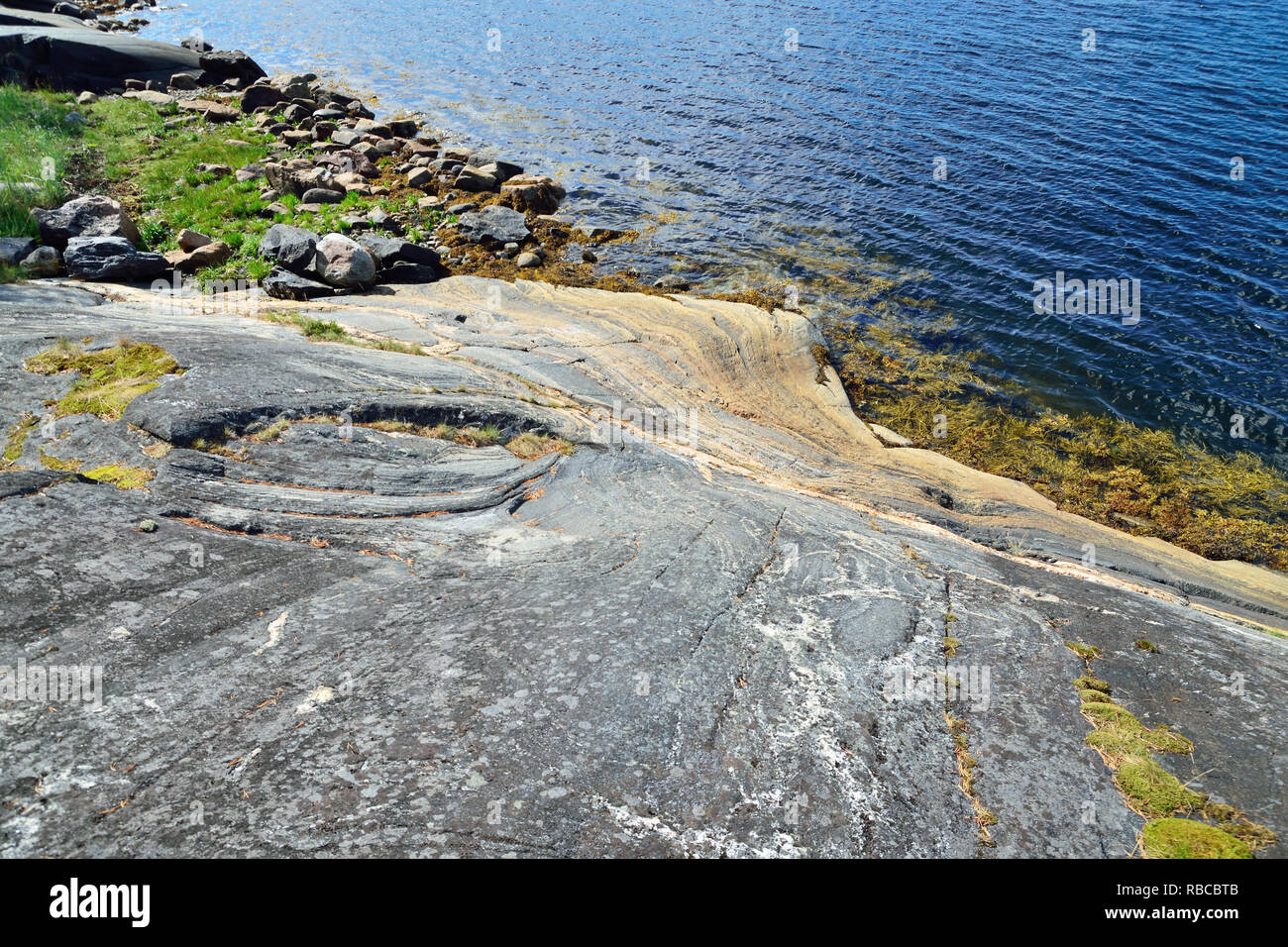 Bellissimo paesaggio Karelian - rocce colorate sulla spiaggia. Bay Chupa, mare bianco costa, Carelia, Russia Foto Stock