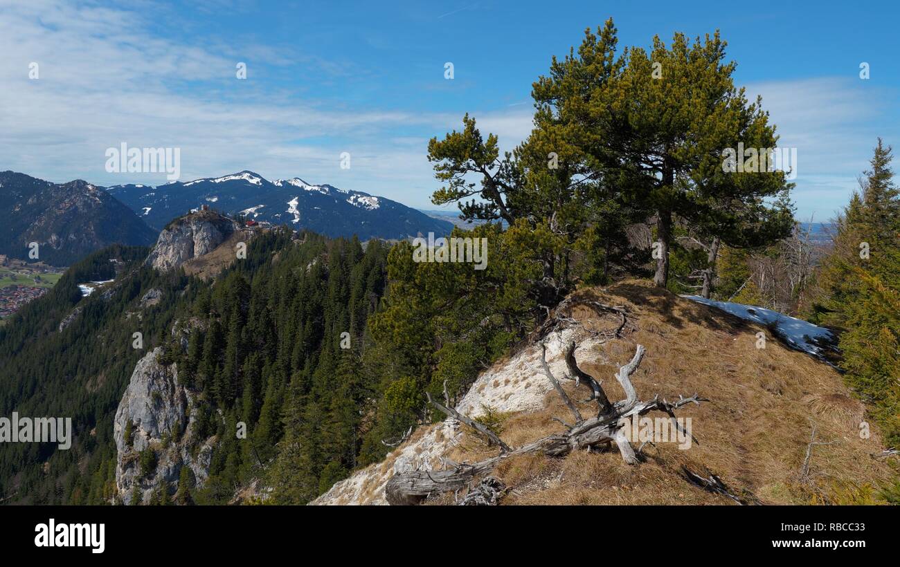 Pre-alpine montagna cresta Zirmgrat in primavera, in background hotel e la rovina del castello Falkenstein Foto Stock