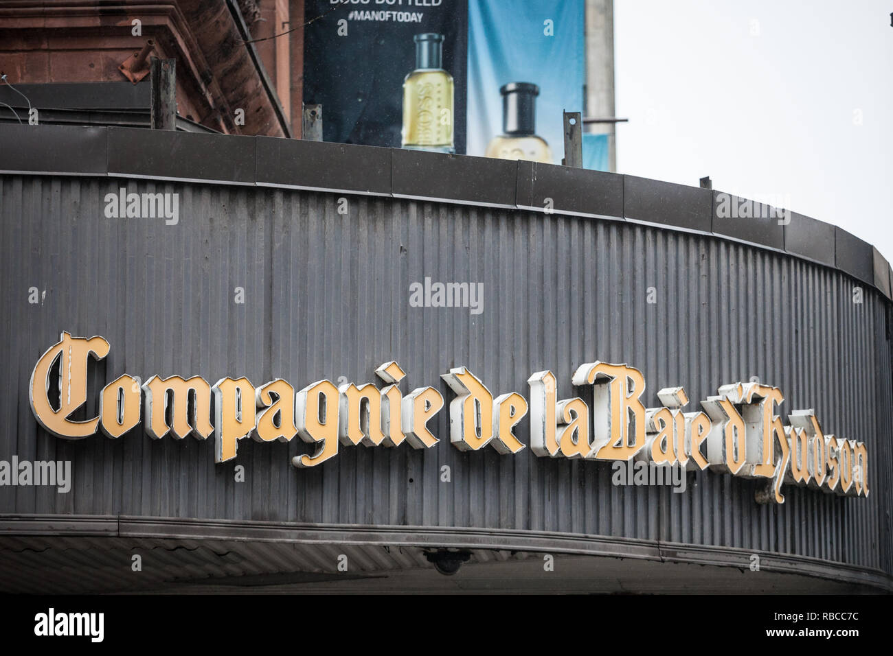 MONTREAL, Canada - 5 Novembre 2018: Compagnie de la Baie d'Hudson logo sul loro department store per Montreal, Quebec. Noto anche come Hudson's Bay, Foto Stock