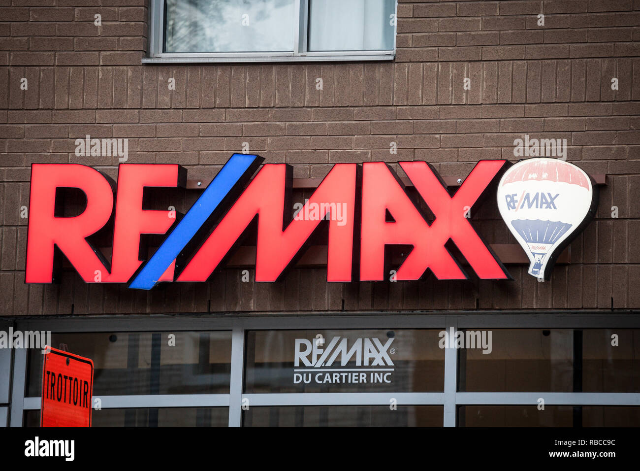 MONTREAL, Canada - 6 Novembre 2018: Remax logo sui loro principali franchise locale ufficio di Montreal, in Quebec. Remax è un americano di franchisor di Real Est Foto Stock