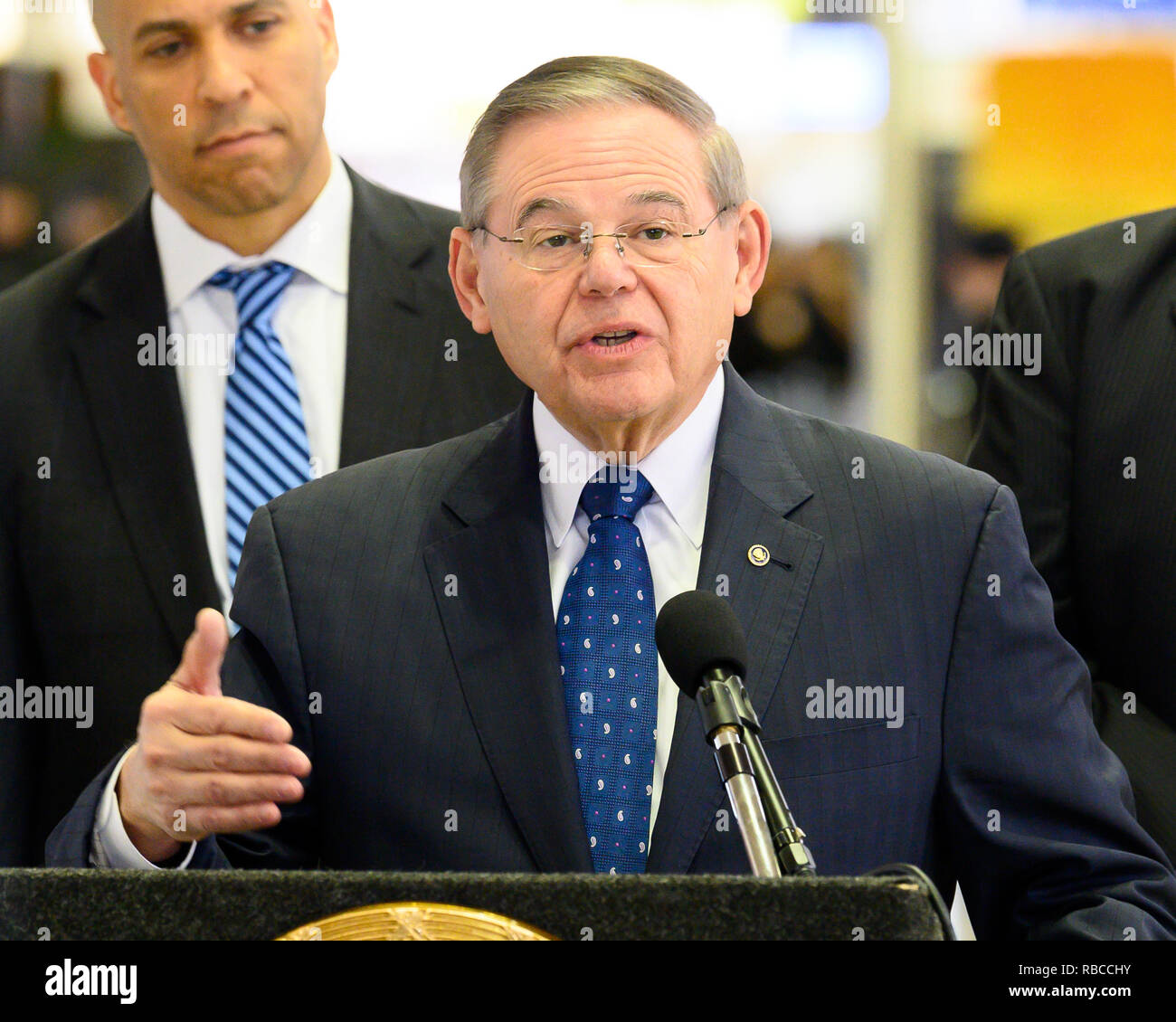 Stati Uniti Il senatore Bob Menéndez (D-NJ) visto intervenendo a una conferenza stampa presso l'Aeroporto Internazionale Liberty di Newark per porre fine a parziale chiusura del governo lasciando migliaia di lavoratori federale nel New Jersey senza pagare e per evidenziare gli impatti della perdita di servizi ad essere sentita statewide. All'Aeroporto Internazionale di Newark Liberty di Newark, New Jersey. Foto Stock