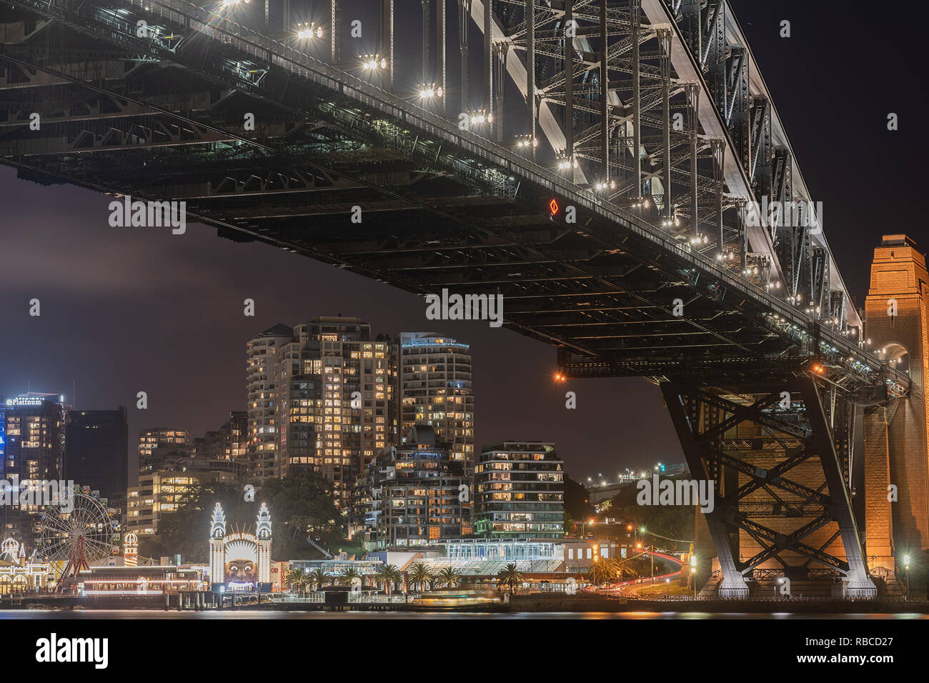 Il luna park e il Ponte del Porto di Sydney in Australia, Fotografia notturna con reflecton sull'acqua Foto Stock
